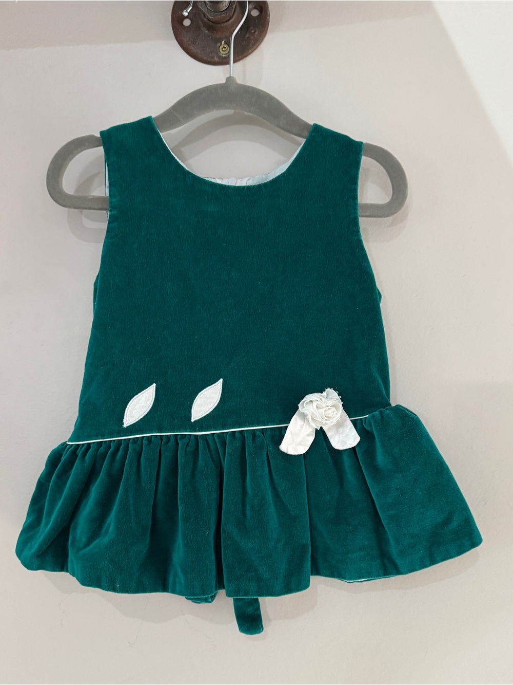24m Vintage Green Velvet White Flower Accent Peplum Sleeveless Top